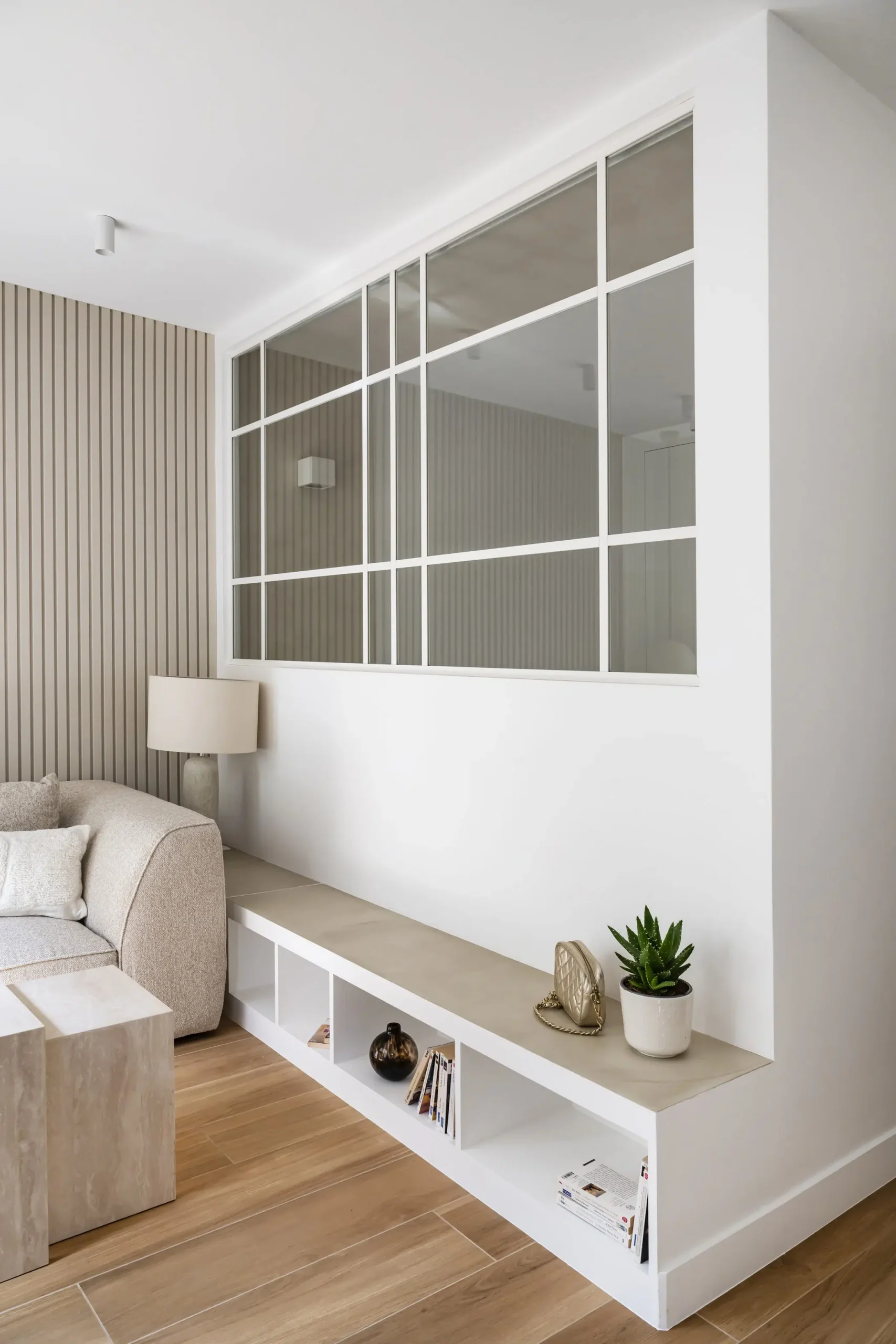 salon rénovation appartement 28m2 avec jardin près de Paris décoration contemporaine beige Photo : © Julien Pépy salon rénovation appartement 28m2 avec jardin près de Paris décoration contemporaine beige Photo : © Julien Pépy