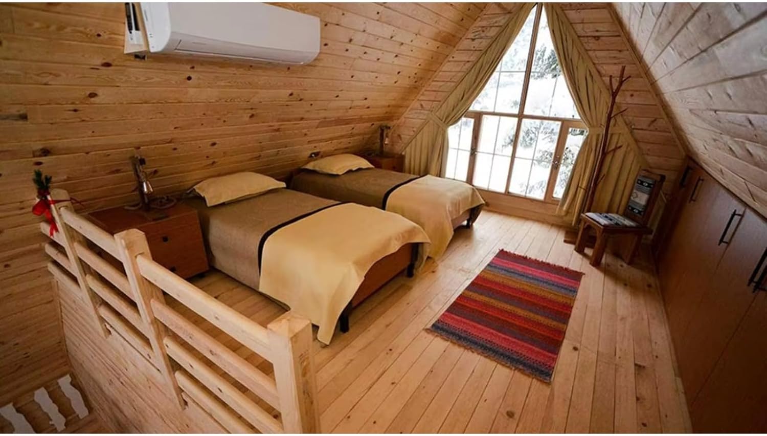 chambre mansardée à deux lits sur mezzanine