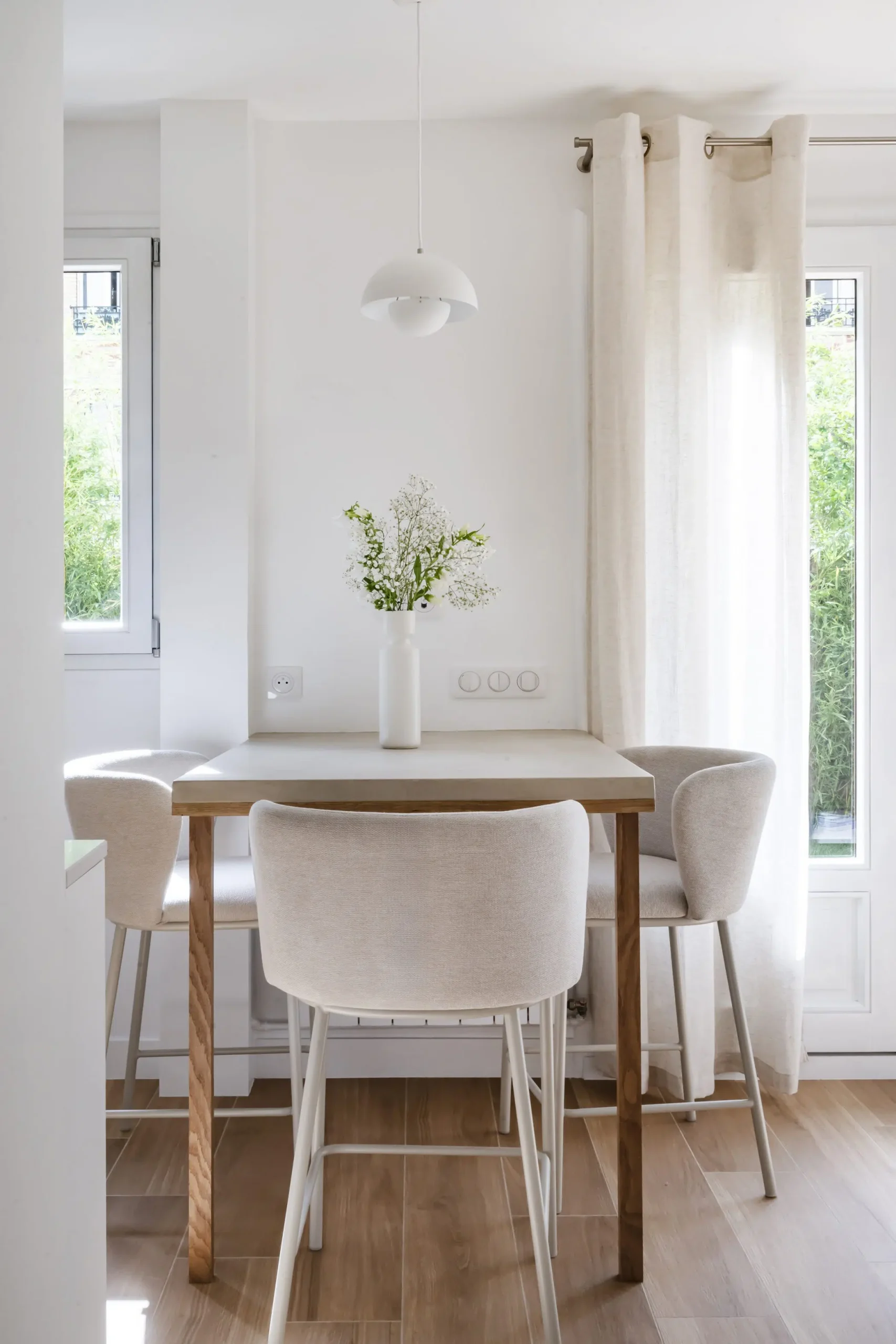 salle à manger rénovation appartement 28m2 avec jardin près de Paris décoration contemporaine beige Photo : © Julien Pépy salle à manger rénovation appartement 28m2 avec jardin près de Paris décoration contemporaine beige Photo : © Julien Pépy