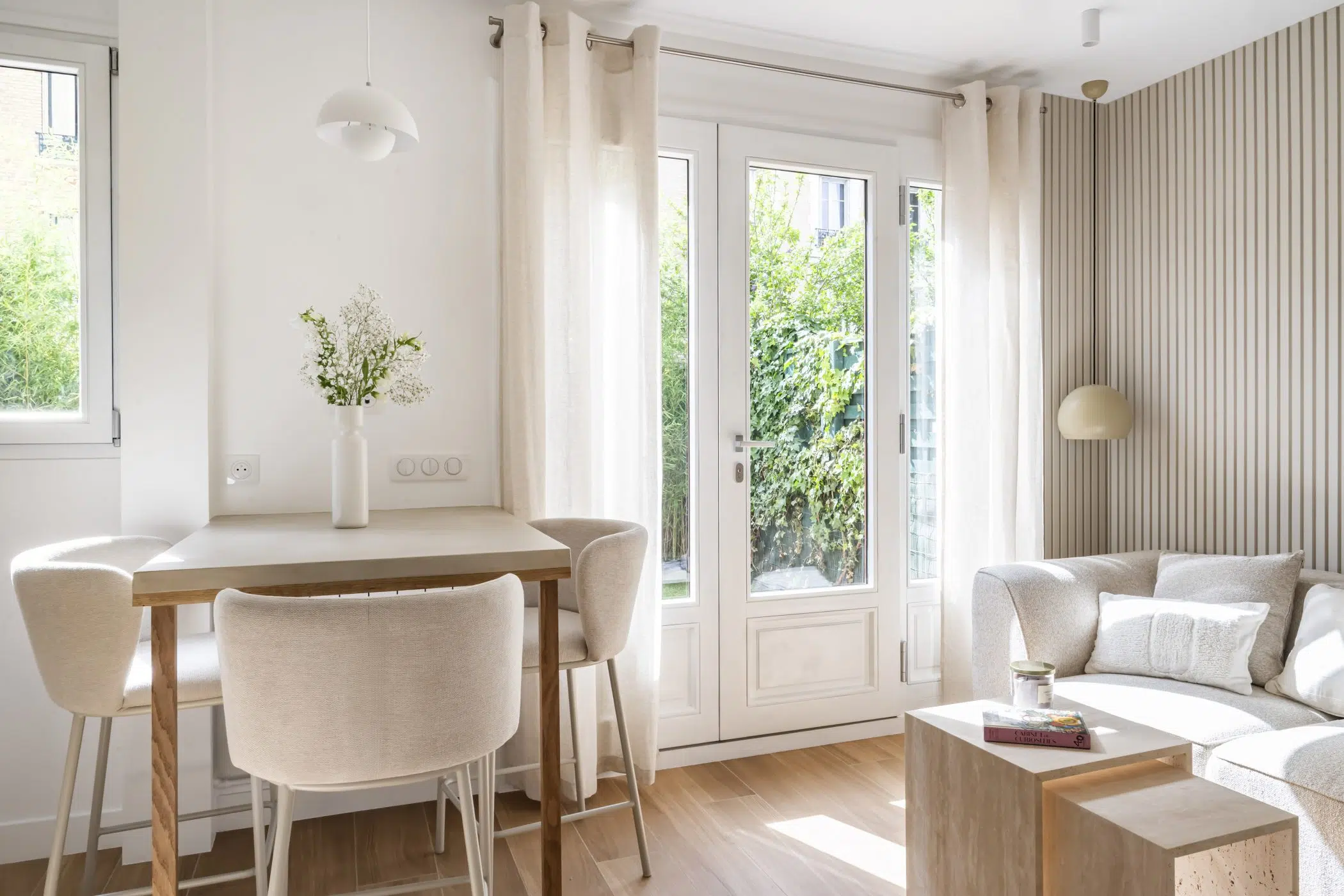 salon rénovation appartement 28m2 avec jardin près de Paris décoration contemporaine beige Photo : © Julien Pépy salon rénovation appartement 28m2 avec jardin près de Paris décoration contemporaine beige Photo : © Julien Pépy
