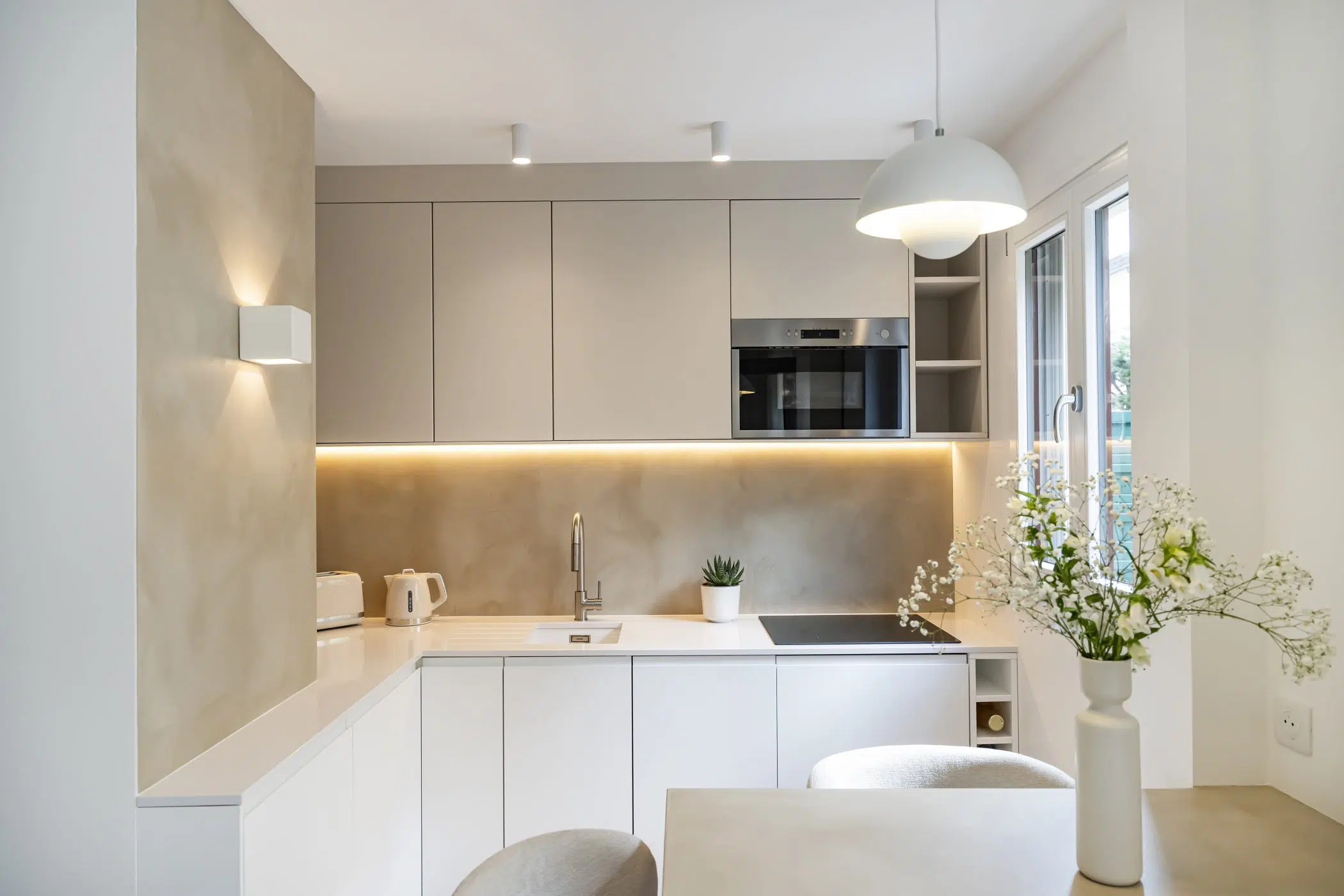 cuisine et salle à manger rénovation appartement 28m2 avec jardin près de Paris décoration contemporaine beige Photo : © Julien Pépy cuisine et salle à manger rénovation appartement 28m2 avec jardin près de Paris décoration contemporaine beige Photo : © Julien Pépy
