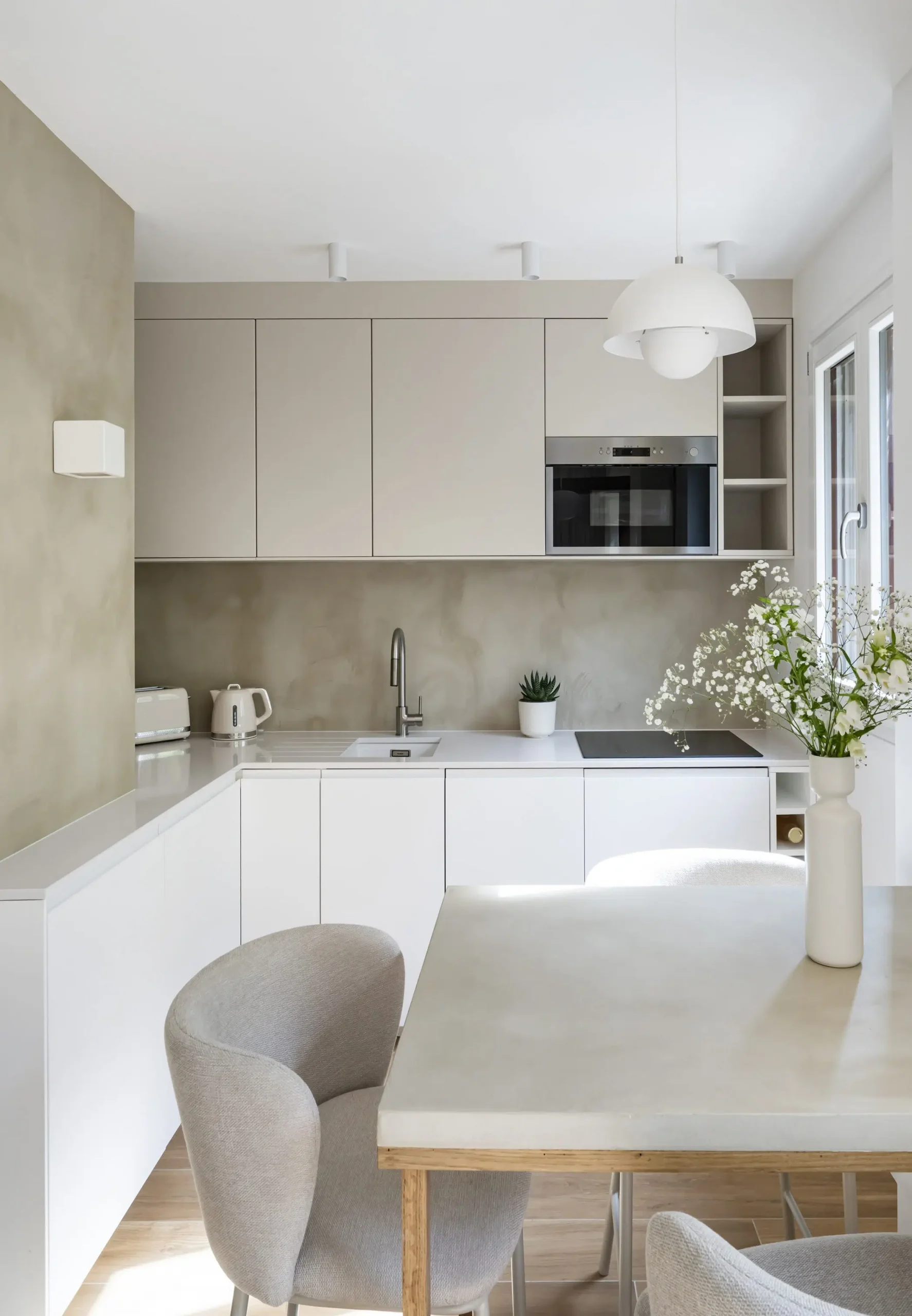cuisine et salle à manger rénovation appartement 28m2 avec jardin près de Paris décoration contemporaine beige Photo : © Julien Pépy cuisine et salle à manger rénovation appartement 28m2 avec jardin près de Paris décoration contemporaine beige Photo : © Julien Pépy