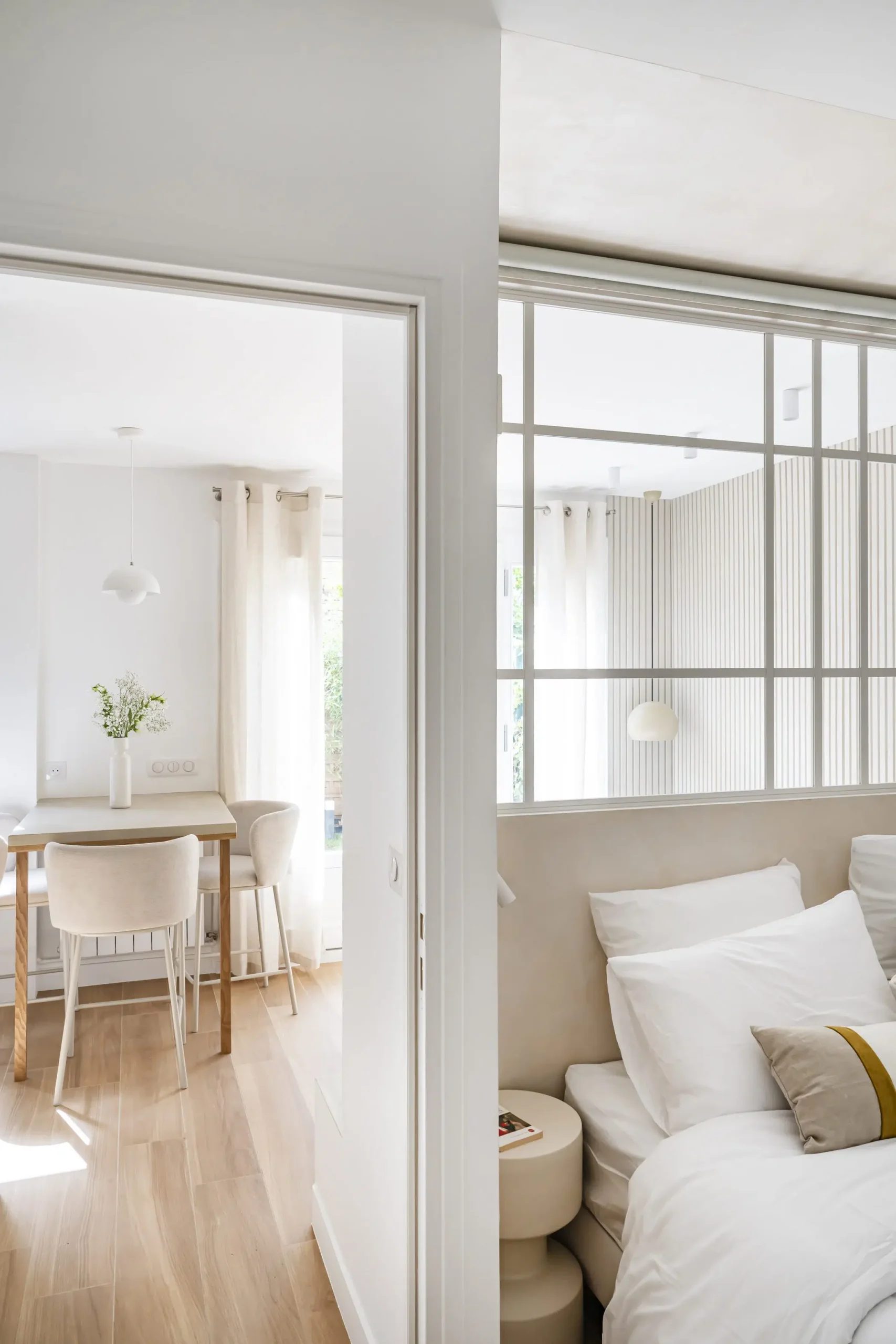 salon et chambre rénovation appartement 28m2 avec jardin près de Paris décoration contemporaine beige Photo : © Julien Pépy salon et chambre rénovation appartement 28m2 avec jardin près de Paris décoration contemporaine beige Photo : © Julien Pépy