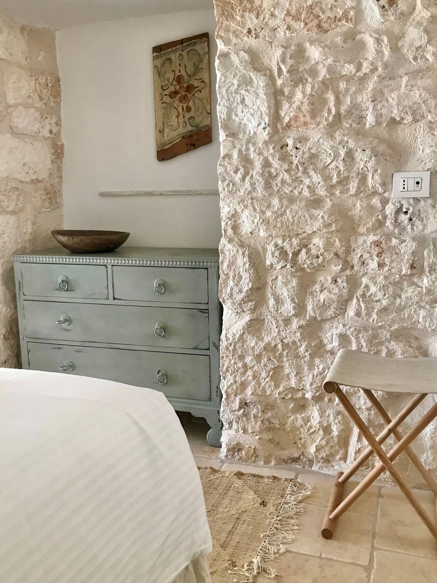 chambre mur de pierre trullo des Pouilles rénové décoration rustique chic Trullo Falco