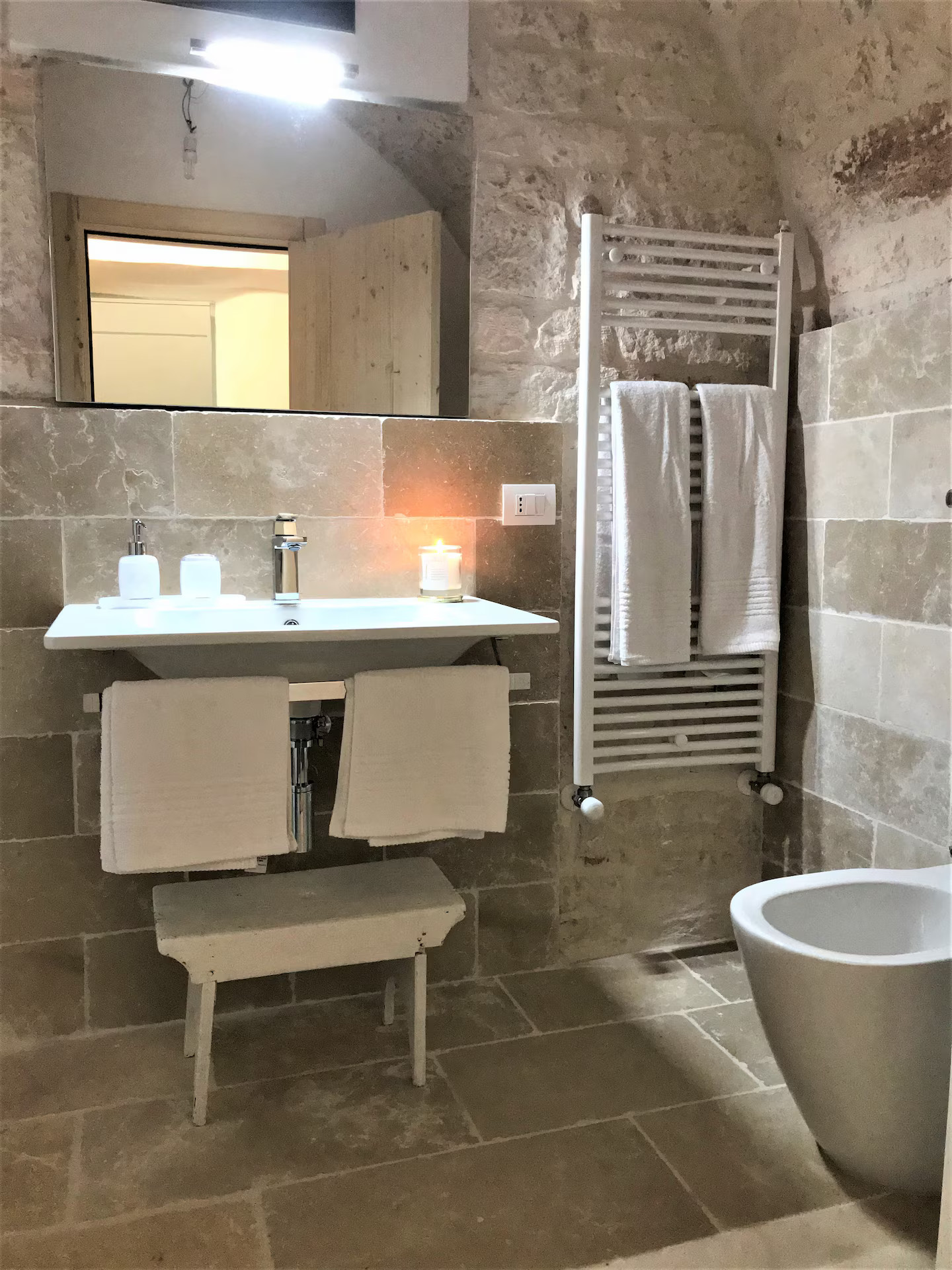 salle de bain mur de pierre trullo des Pouilles rénové décoration rustique chic Trullo Falco