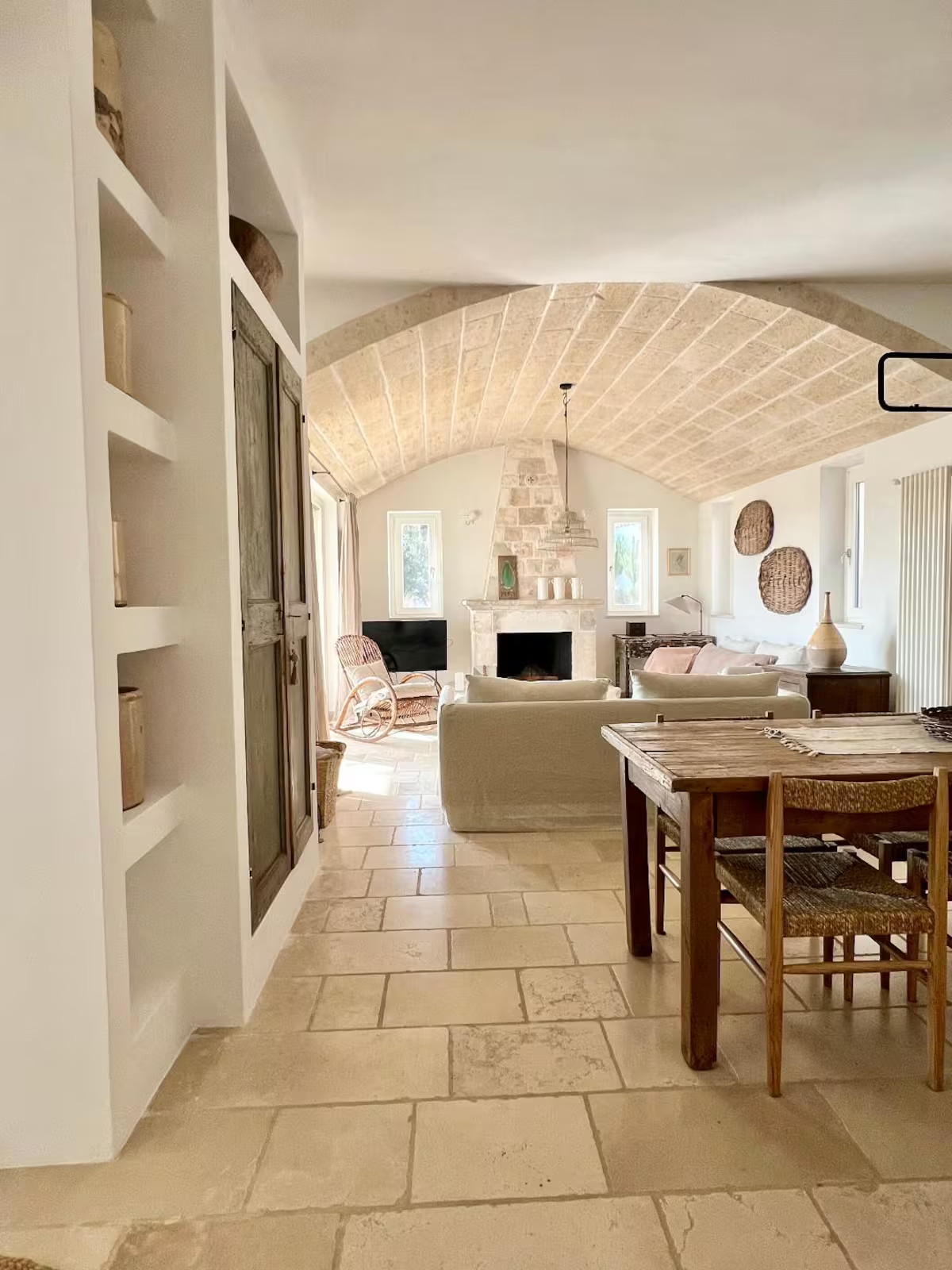 salle à manger et salon plafond voûté trullo des Pouilles rénové décoration rustique chic Trullo Falco