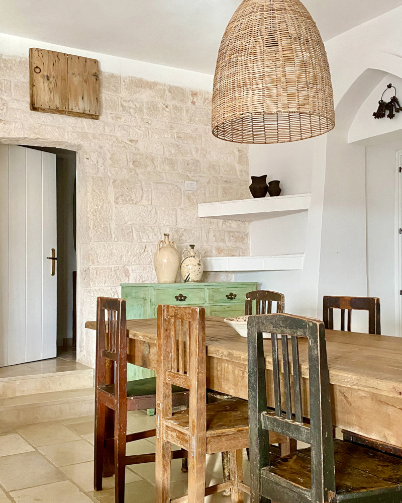 salle à manger mur de pierres trullo des Pouilles rénové décoration rustique chic Trullo Falco