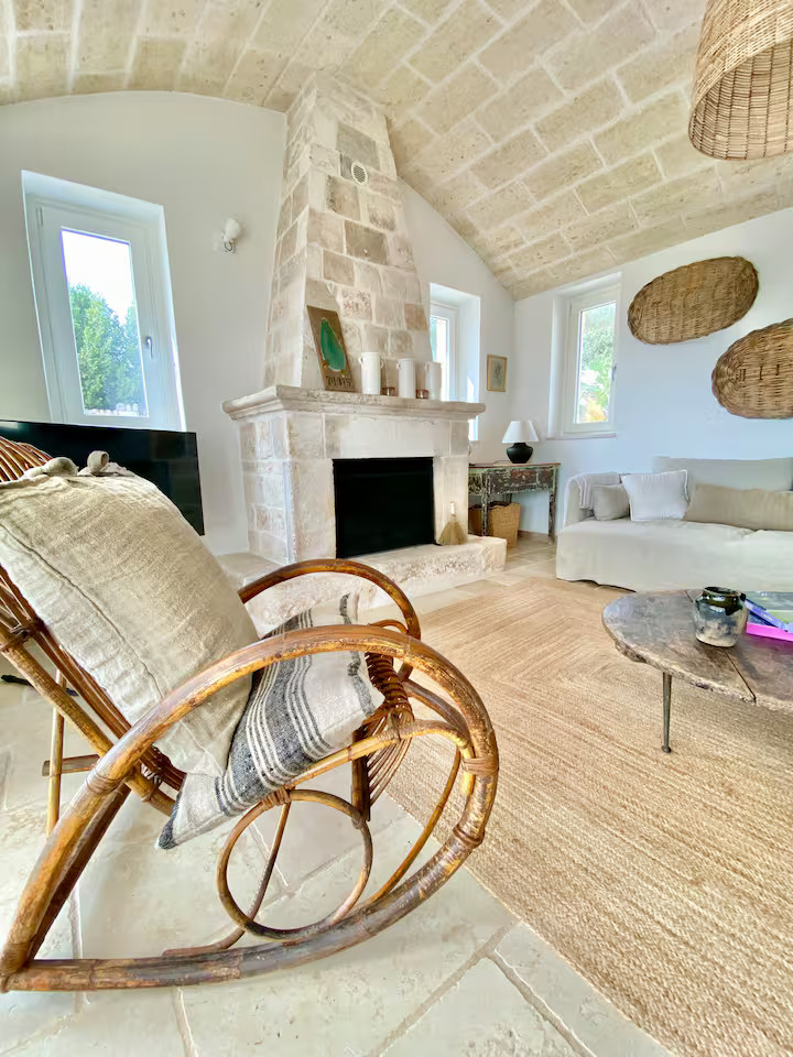salon avec cheminée ancienne en pierre plafond voûté trullo des Pouilles rénové décoration rustique chic Trullo Falco
