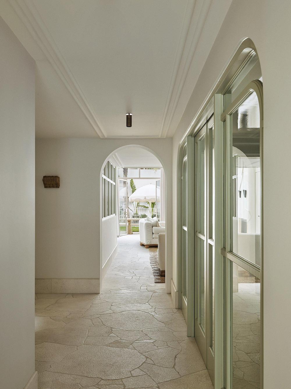 couloir sol pierre décoration contemporaine maison australienne Ramsgate House Bondi Beach