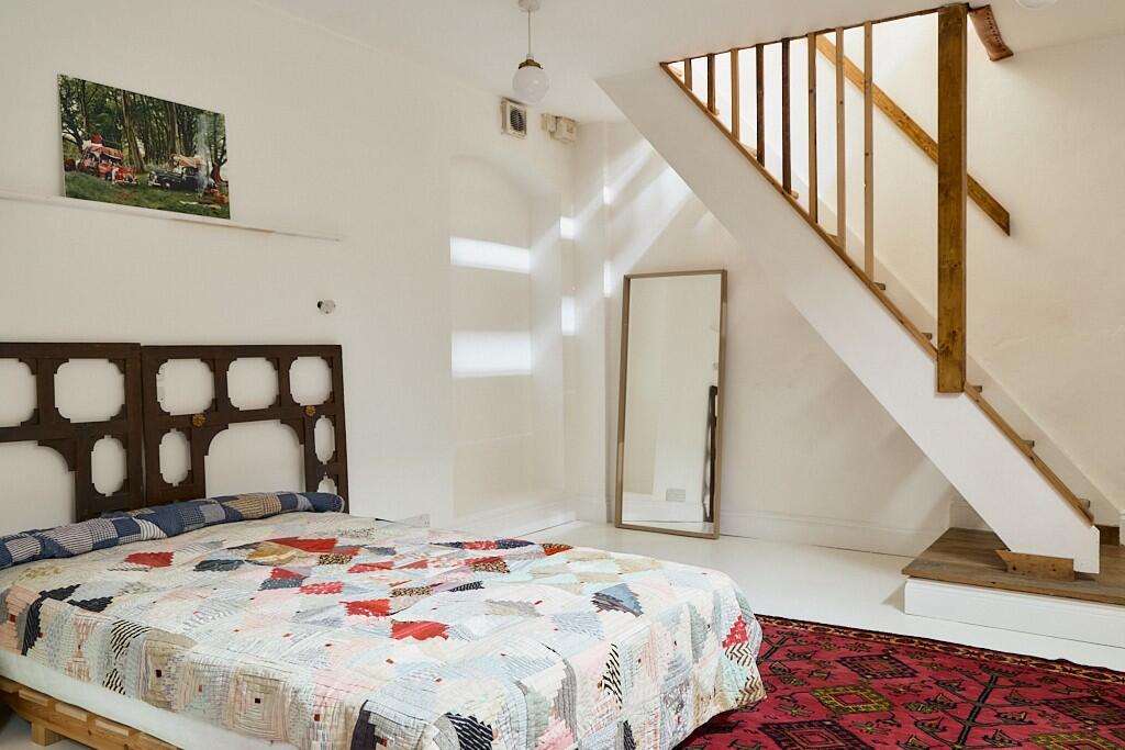 chambre ancien appartement loft avec verrières du photographe de mode Tim Walker à Londres décoration contemporaine et industrielle 