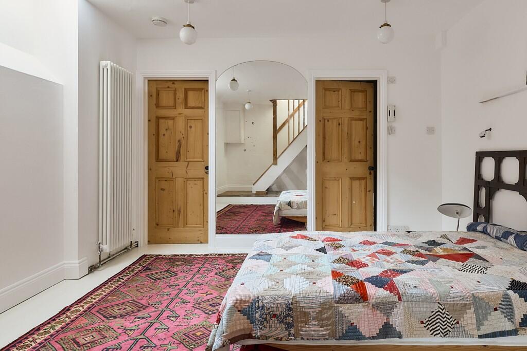 chambre ancien appartement loft avec verrières du photographe de mode Tim Walker à Londres décoration contemporaine et industrielle 