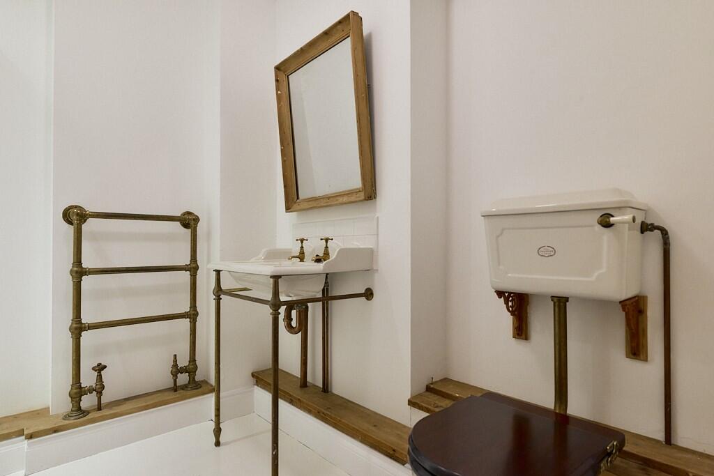 salle de bain style industriel appartement loft avec verrières du photographe de mode Tim Walker à Londres décoration contemporaine et industrielle 