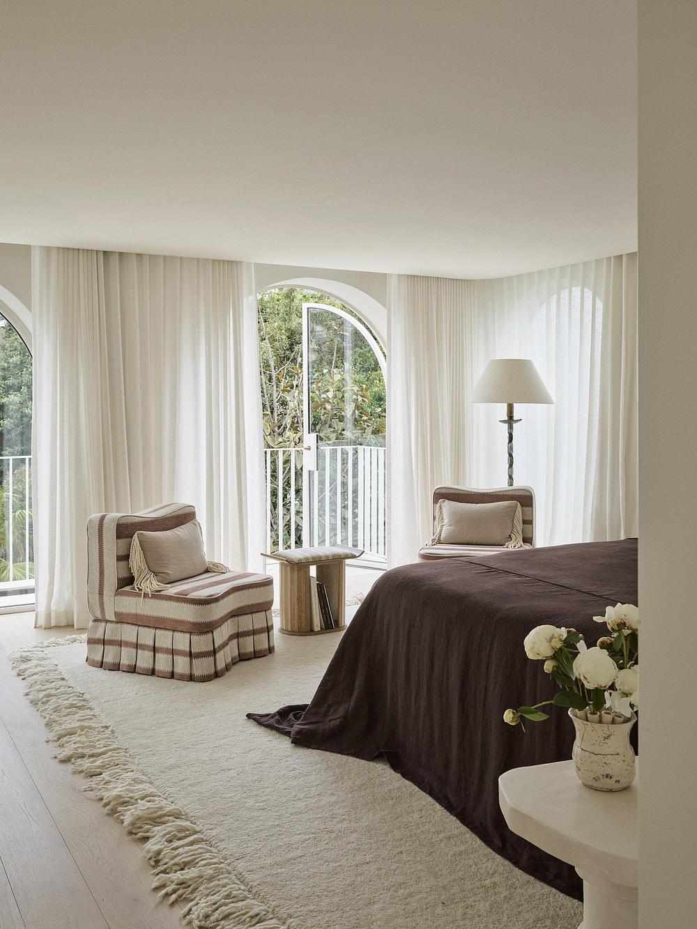 chambre avec fenêtres cintrées décoration contemporaine maison australienne Ramsgate House Bondi Beach