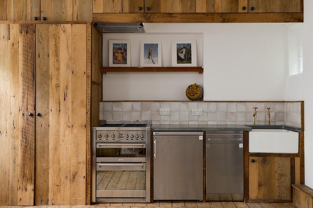 cuisine en bois appartement loft avec verrières décoration contemporaine et industrielle
