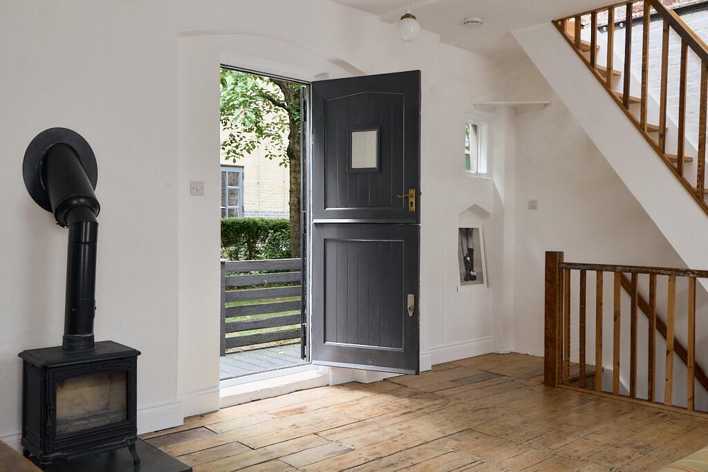 entrée avec poêle appartement loft avec verrières décoration contemporaine et industrielle