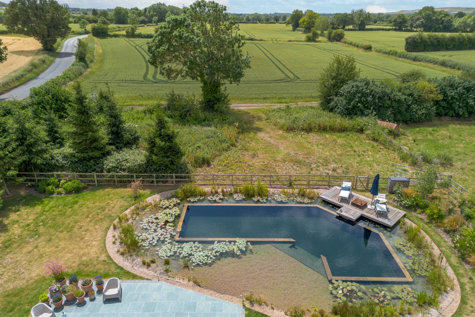jardin avec piscine écologique maison écologique dans ancienne grange agricole Angleterre