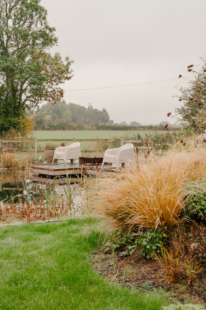 jardin avec piscine écologique maison écologique dans ancienne grange agricole Angleterre