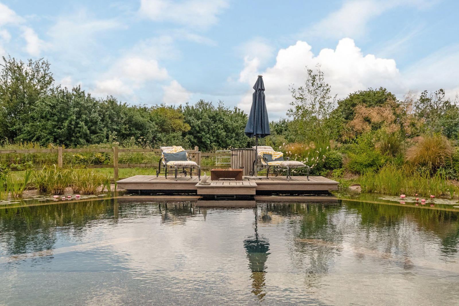 jardin avec piscine écologique maison écologique dans ancienne grange agricole Angleterre