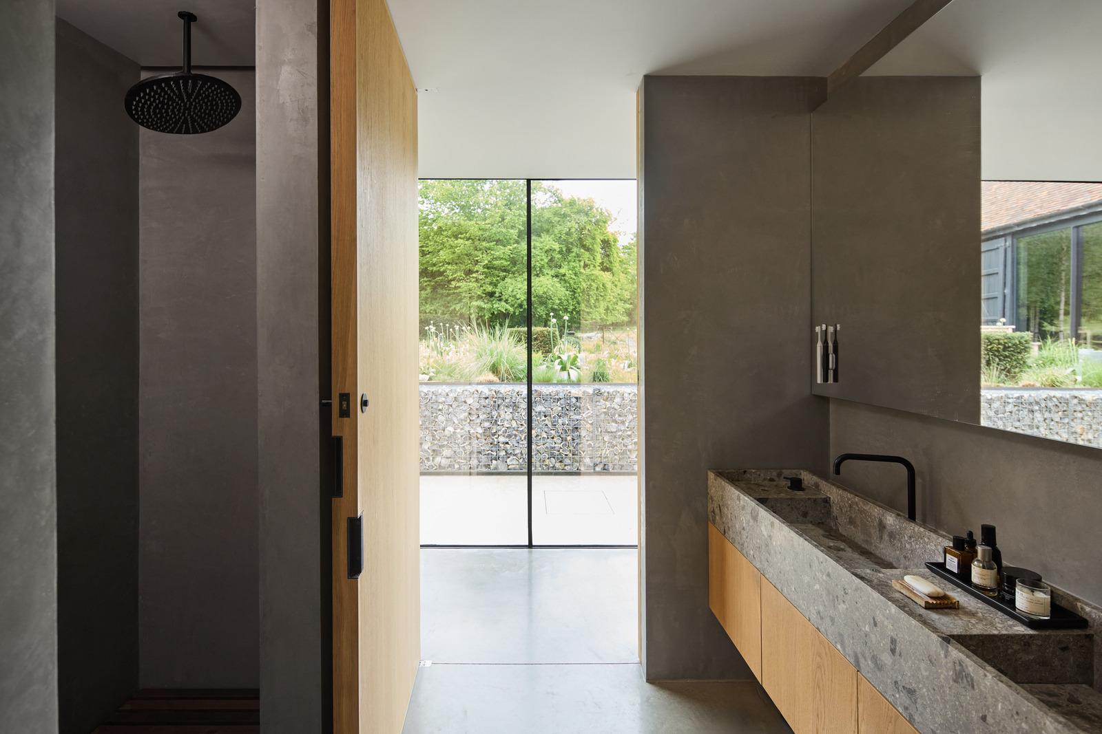 salle de bain design sol béton ciré baie vitrée