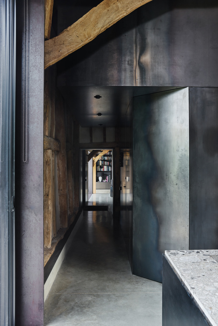 couloir murs acier