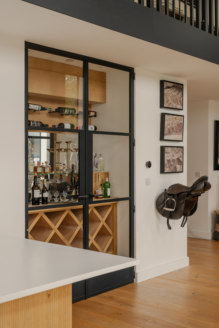cave à vin vitrée dans cuisine ouverte