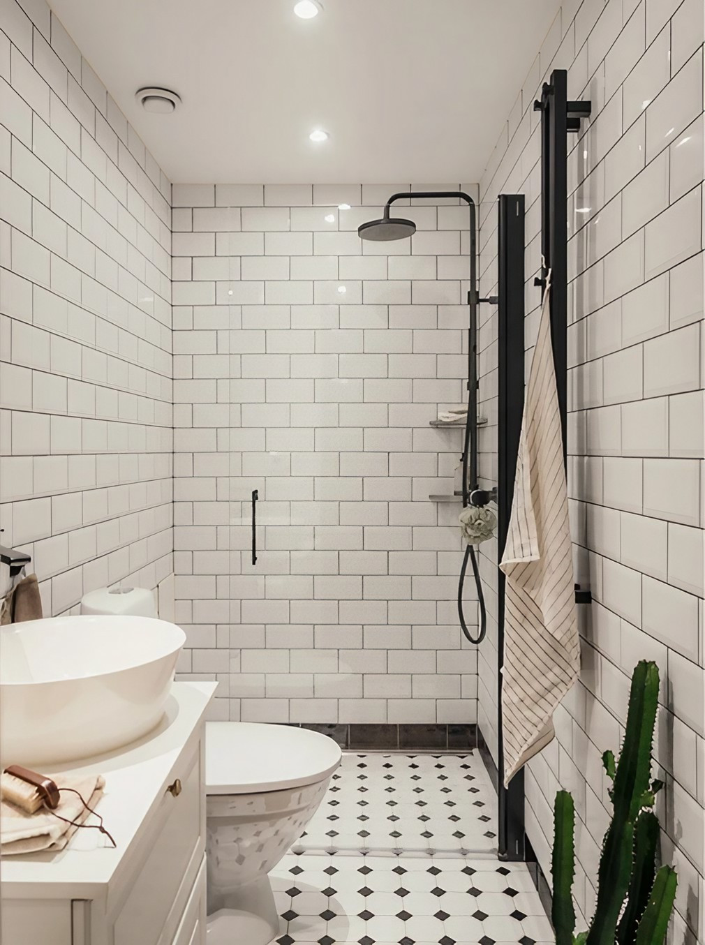 salle de bain noire et blanche sol blanc cabochons noir rétro décoration scandinave