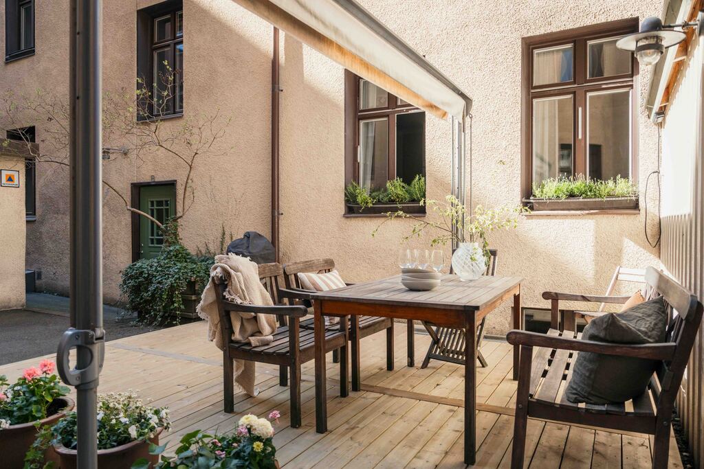 terrasse dans cour d'immeuble