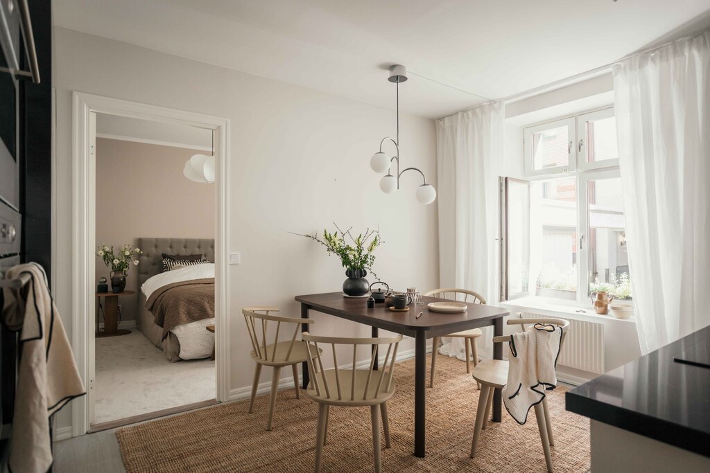 cuisine gris clair et noire avec espace salle à manger décoration scandinave