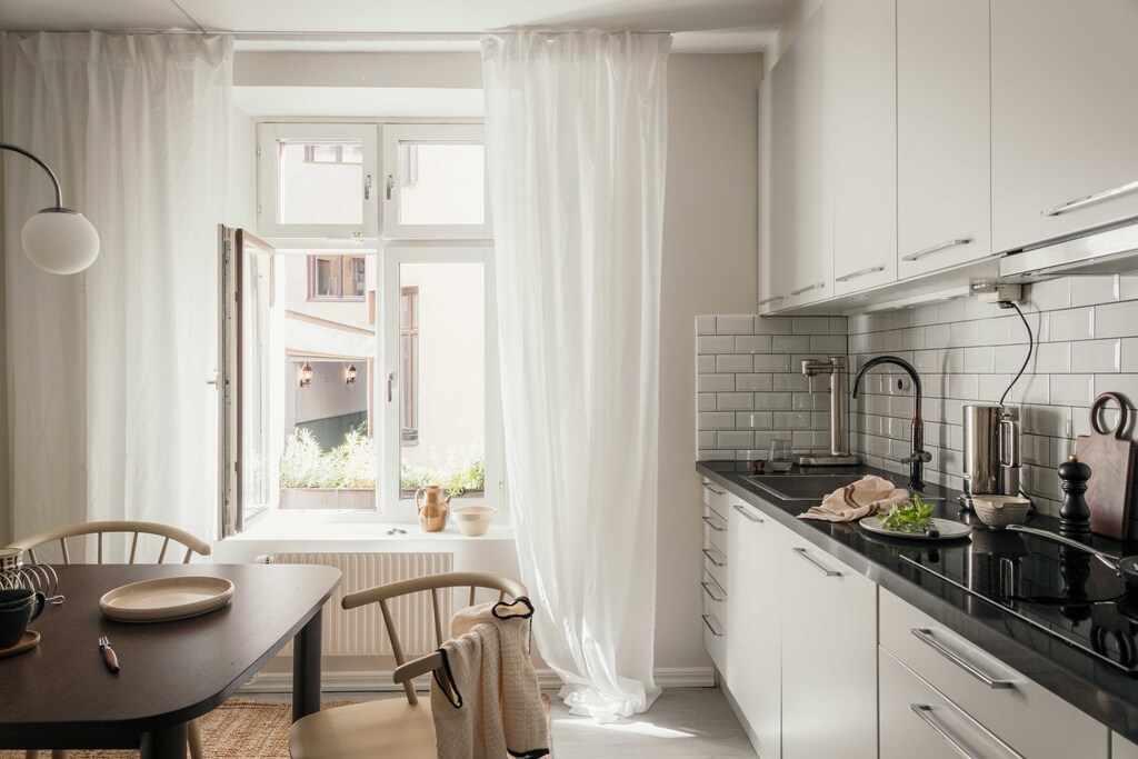 cuisine gris clair et noire avec espace salle à manger décoration scandinave
