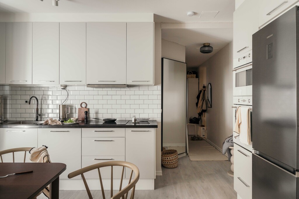 cuisine gris clair et noire avec espace salle à manger décoration scandinave