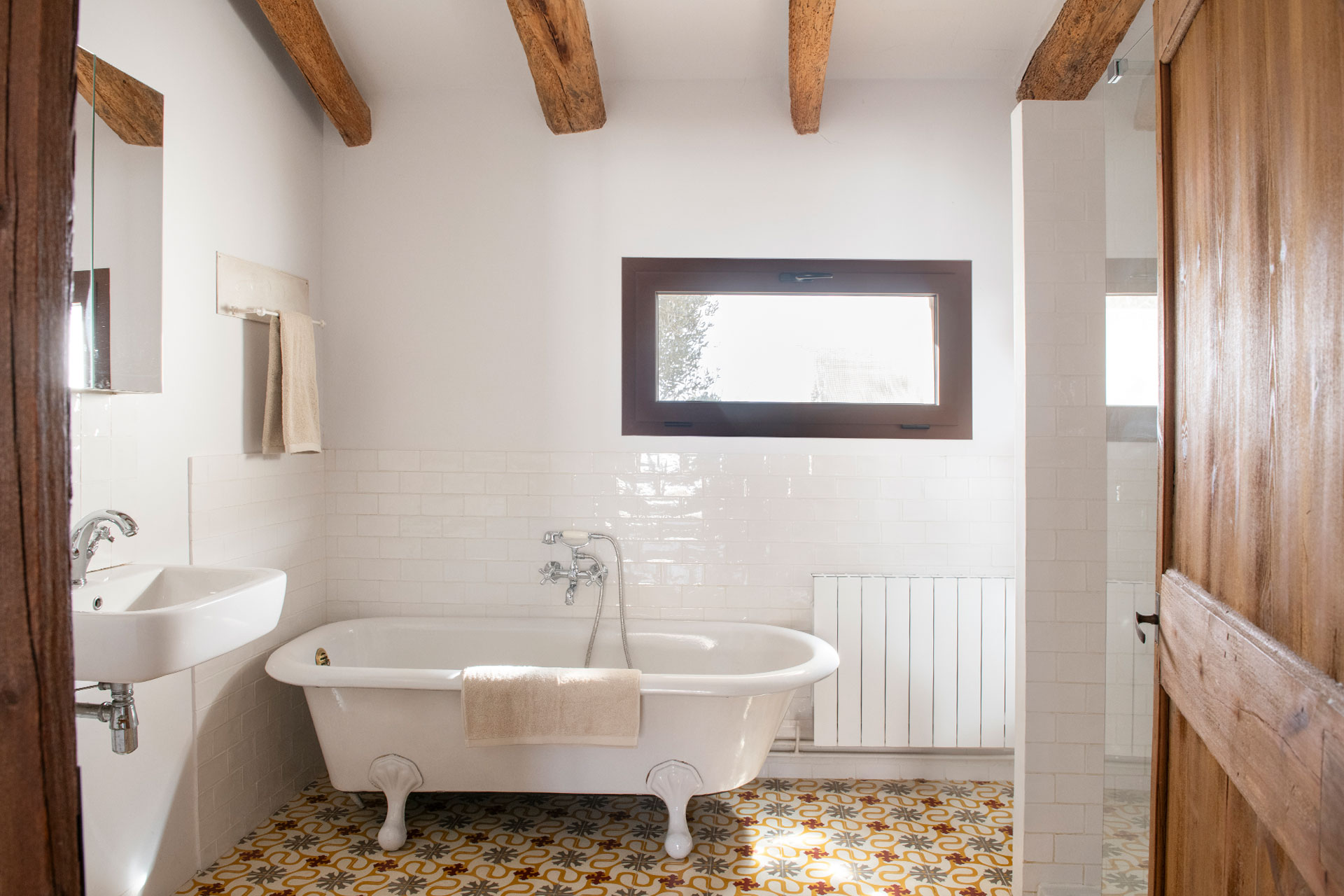 salle de bain rétro avec poutres décoration rustique chic maison de village catalane Casa Maltesa