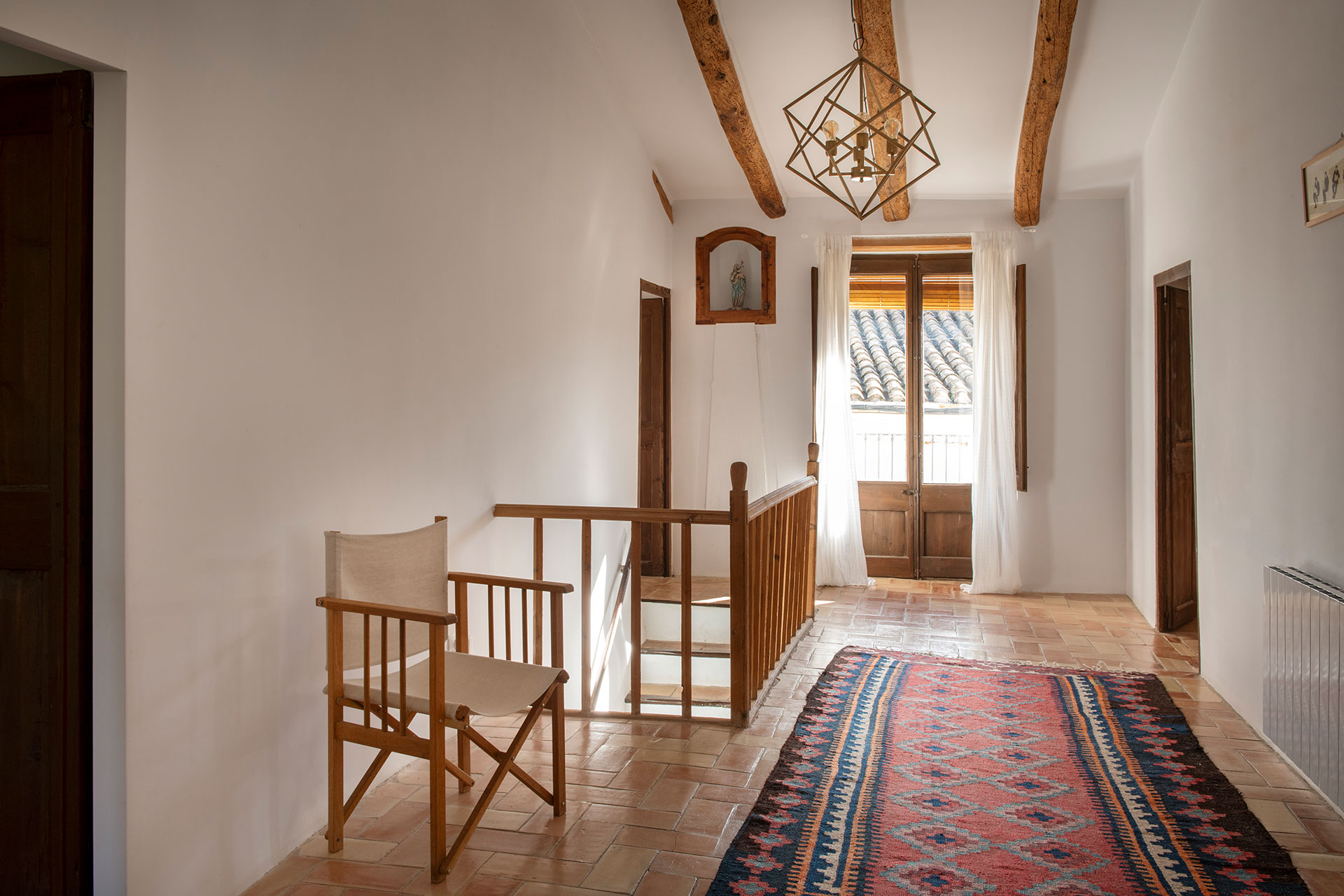 palier avec poutres décoration rustique chic maison de village catalane Casa Maltesa
