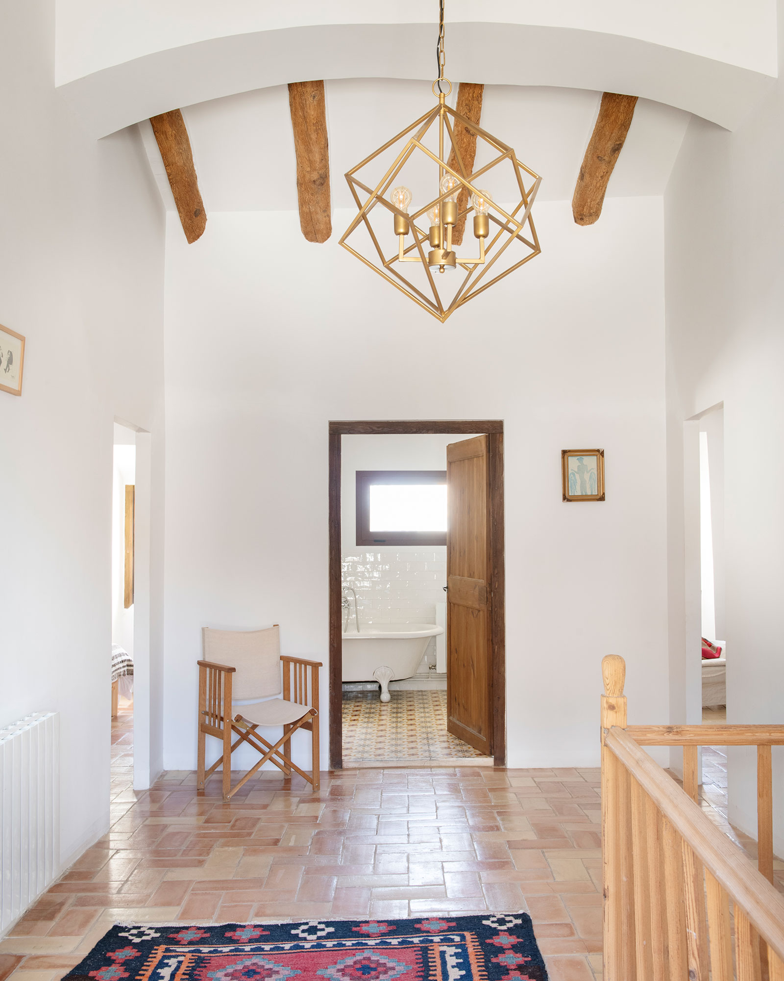 palier avec poutres décoration rustique chic maison de village catalane Casa Maltesa