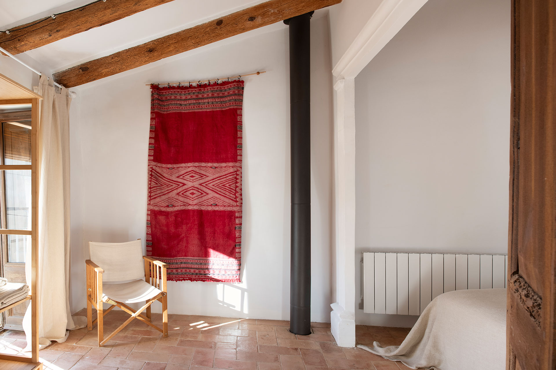 chambre avec poutres décoration rustique chic maison de village catalane Casa Maltesa