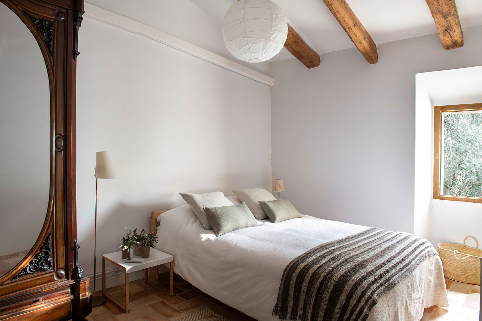 chambre avec poutres décoration rustique chic maison de village catalane Casa Maltesa