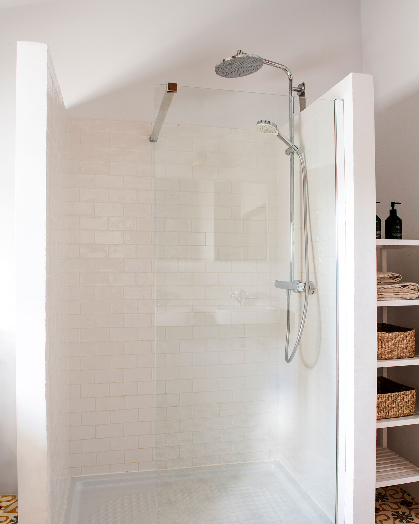 salle de bain rétro avec poutres décoration rustique chic maison de village catalane Casa Maltesa