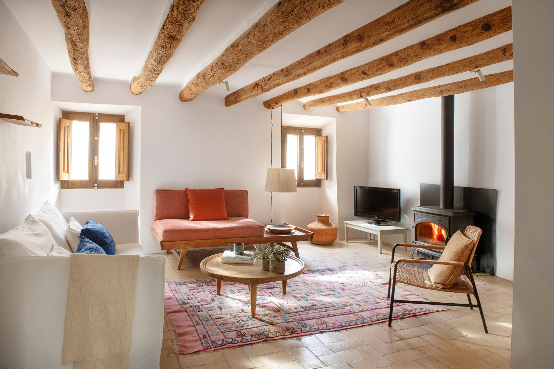 salon avec poêle et avec poutres décoration rustique chic maison de village catalane Casa Maltesa
