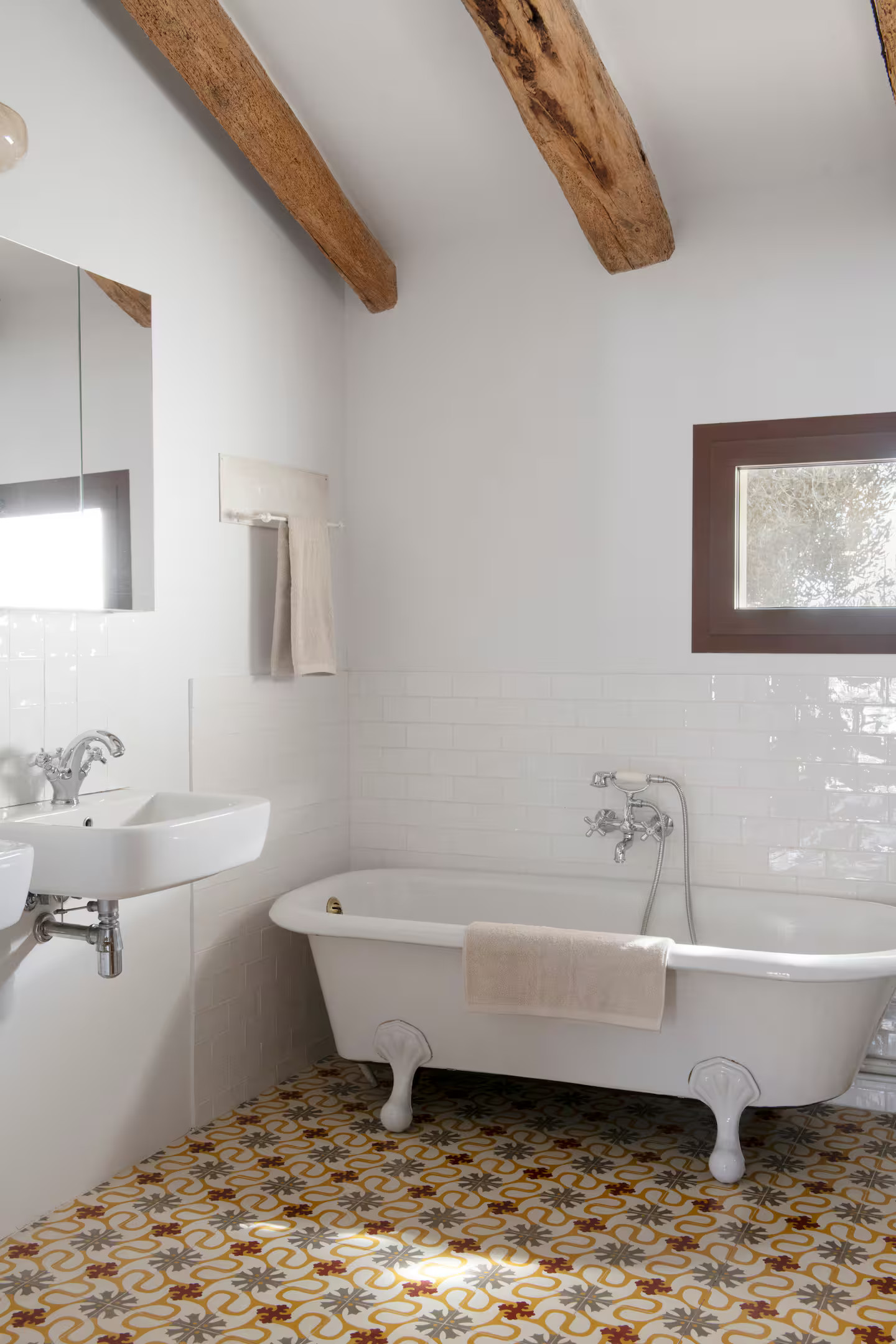 salle de bain rétro avec poutres décoration rustique chic maison de village catalane Casa Maltesa