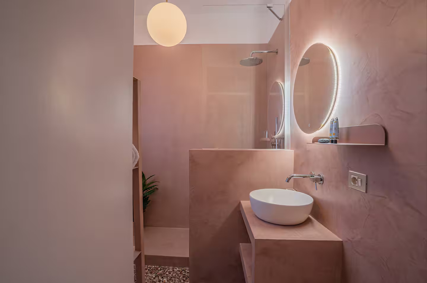 pink bathroom Casa della Sensa pink bathroom Casa della Sensa