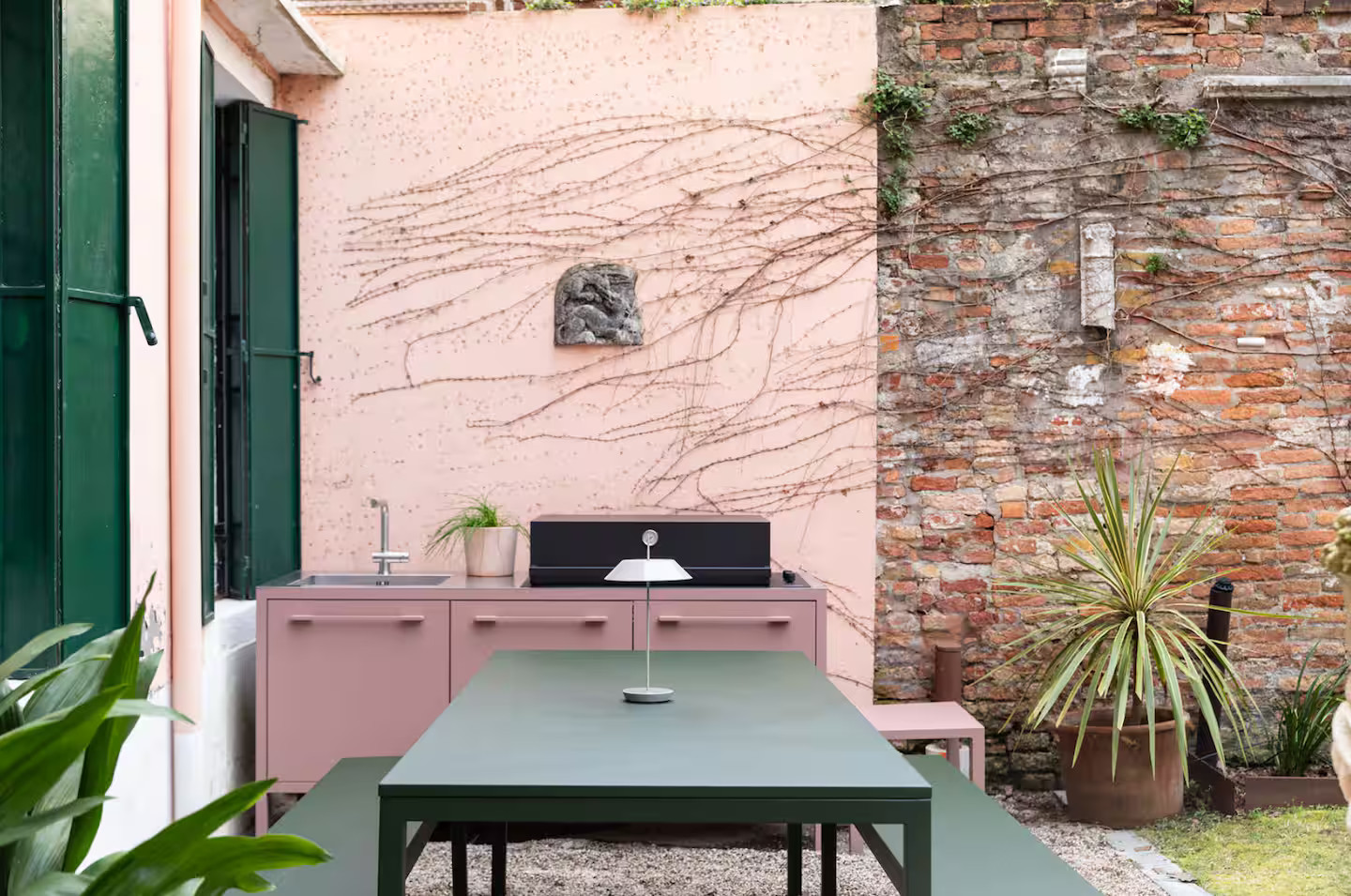 outdoor kitchen in town garden Casa della Sensa outdoor kitchen in town garden Casa della Sensa