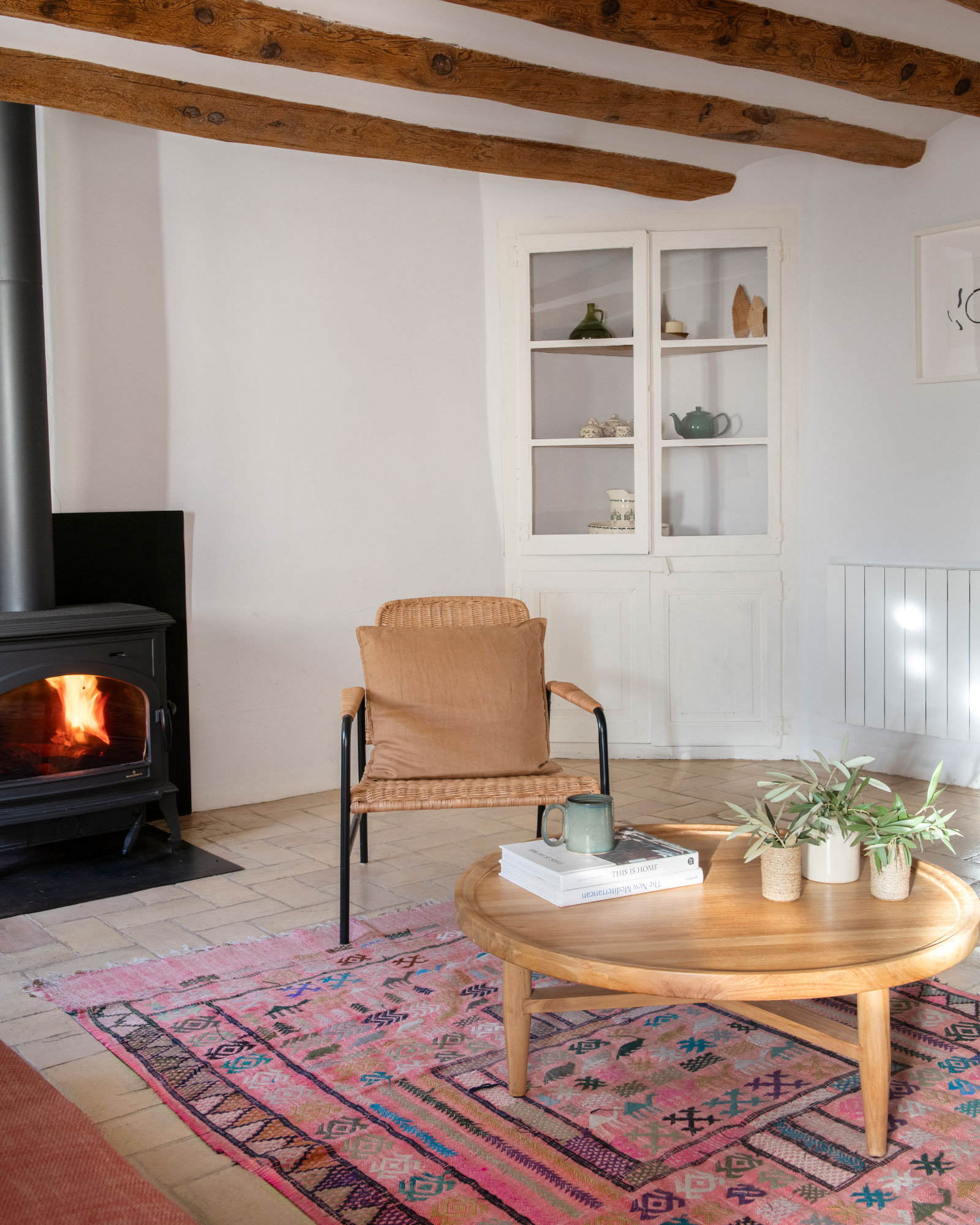 salon avec poêle et avec poutres décoration rustique chic maison de village catalane Casa Maltesa