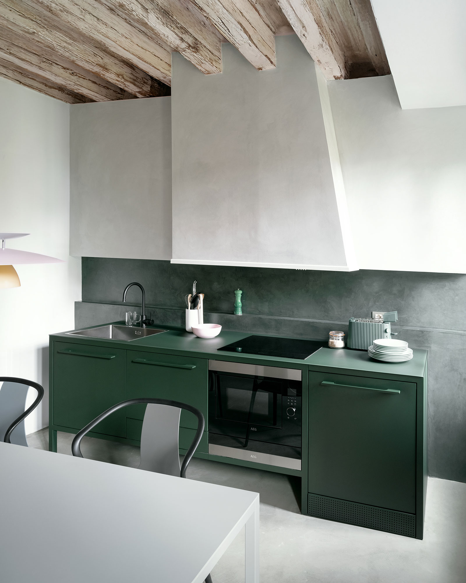 green and white kitchen designer decor beams house in Venice Casa della Sensa green and white kitchen designer decor beams house in Venice Casa della Sensa