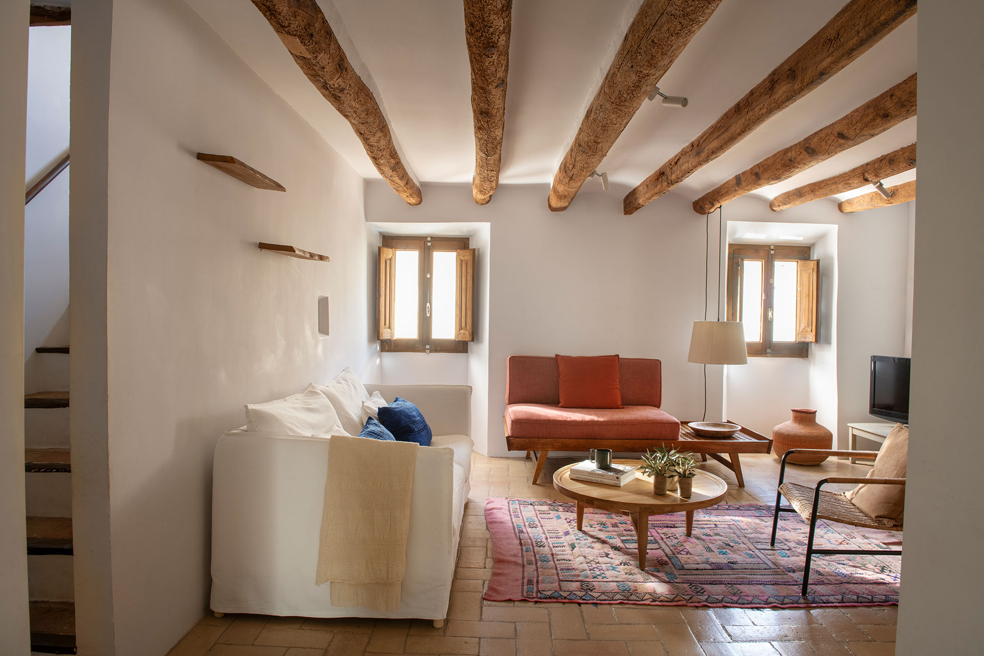 salon avec poêle et avec poutres décoration rustique chic maison de village catalane Casa Maltesa