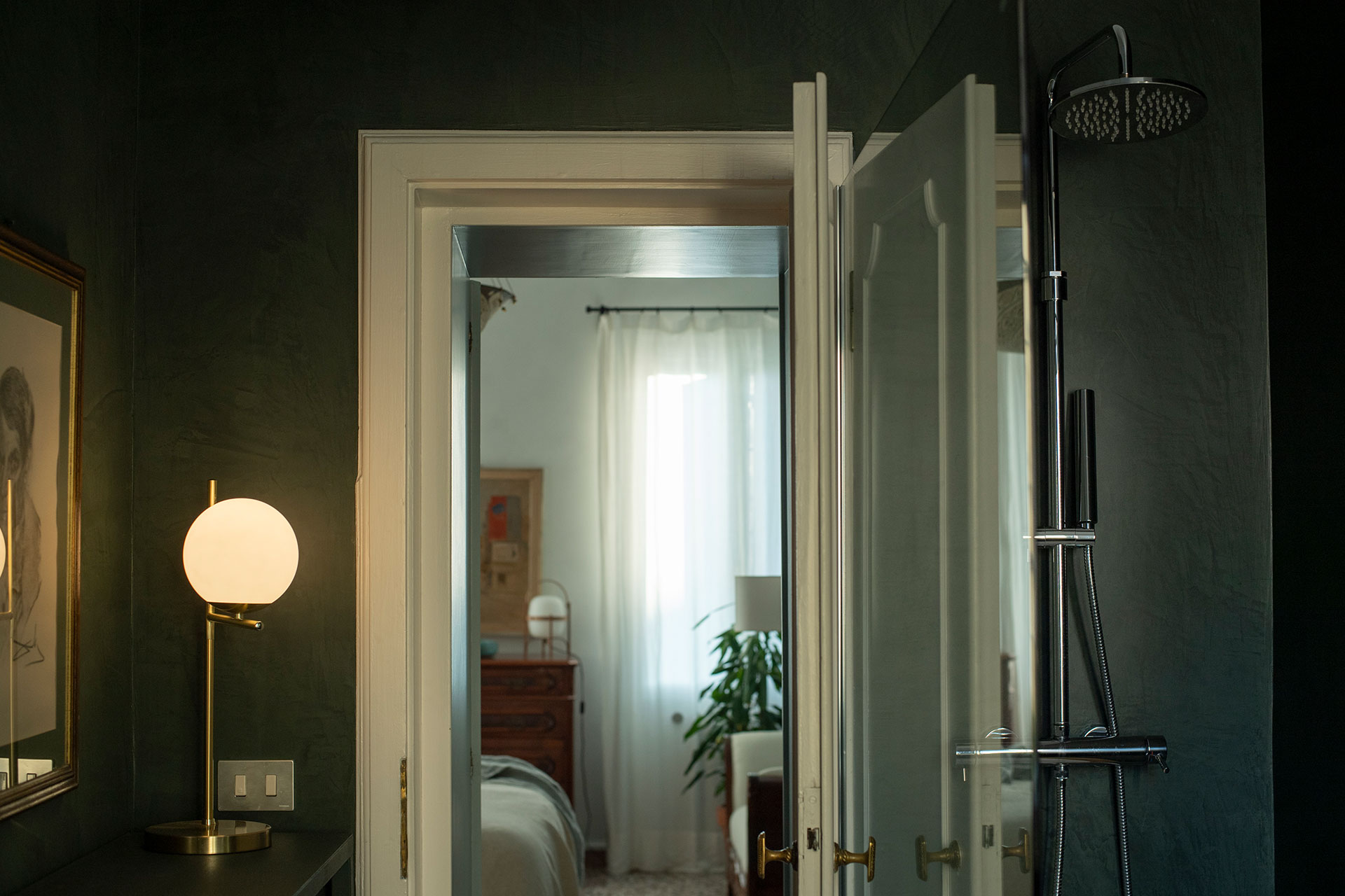 green hallway house in Venice Casa della Sensa green hallway house in Venice Casa della Sensa