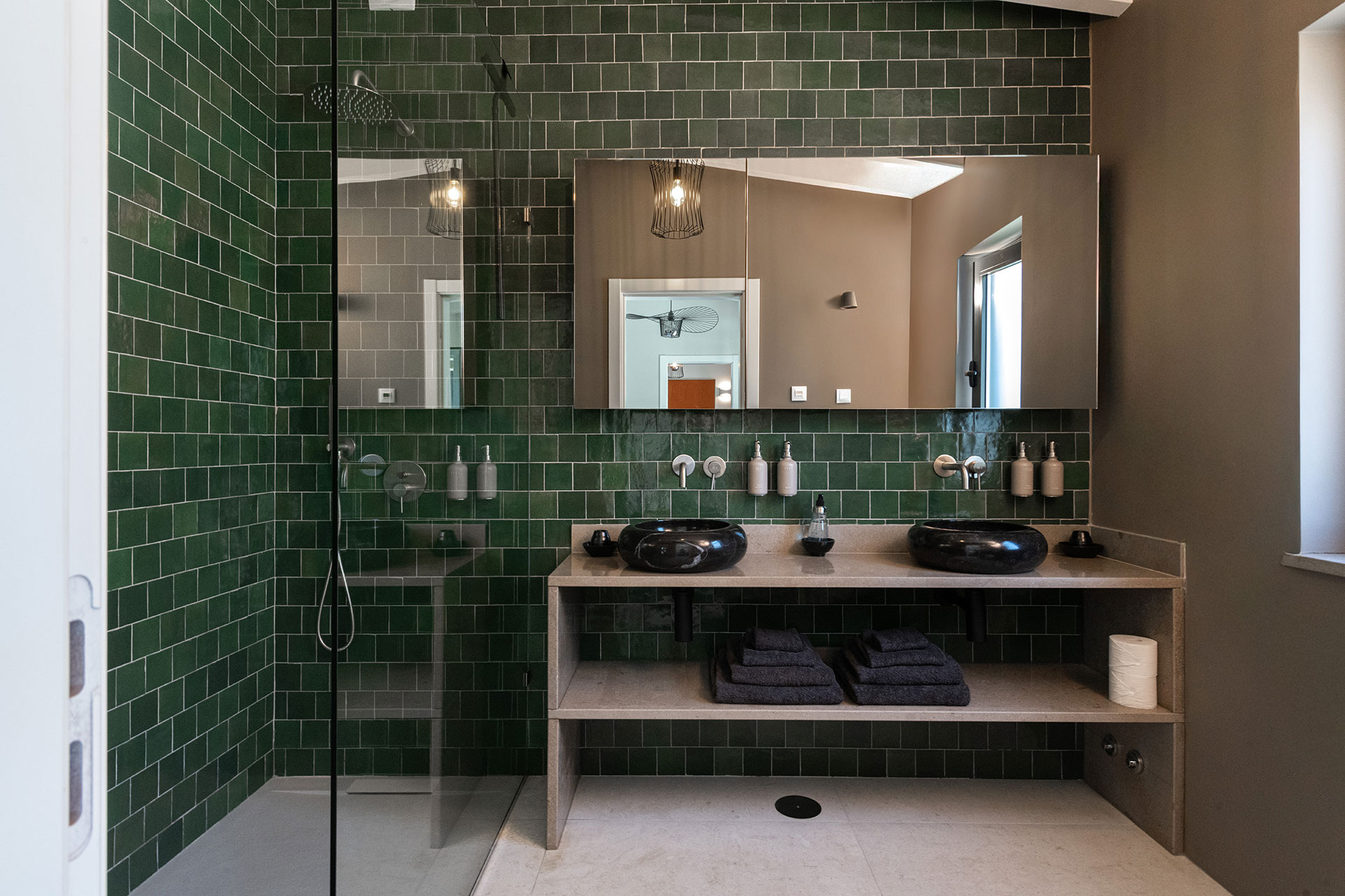 salle de bain carrelage vert décoration contemporaine Casa Dima Algarve