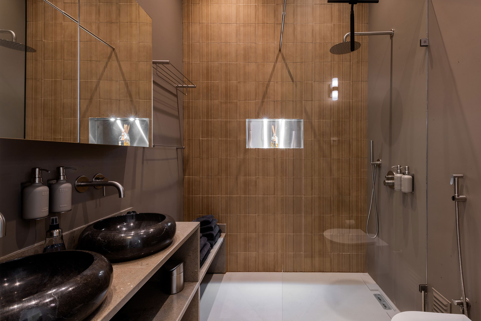 salle de bain carrelage marron décoration contemporaine Casa Dima Algarve