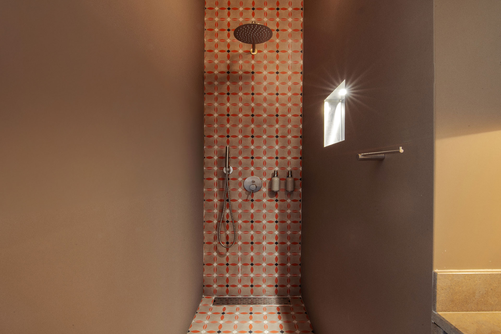 salle de bain carrelage marron et rouge décoration contemporaine Casa Dima Algarve