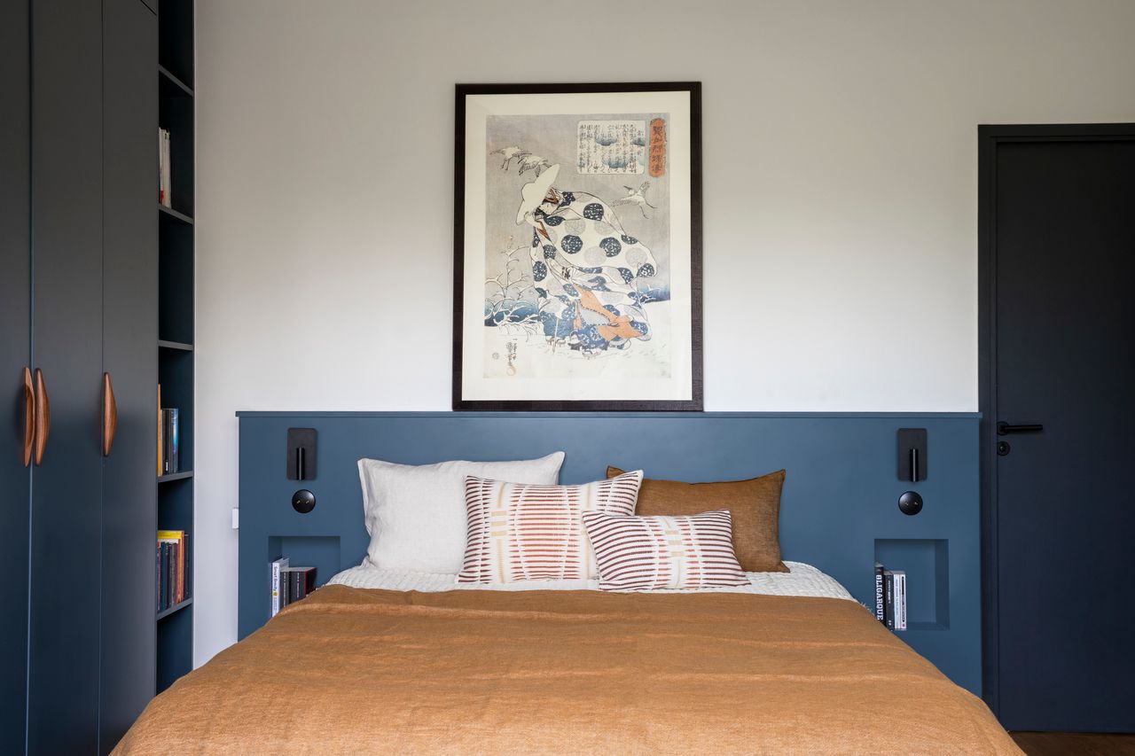 chambre bleue décoration contemporaine maison années 30 rénovée près de Paris par Camille Hermand Photo : ©Pauline Legoff chambre bleue décoration contemporaine maison années 30 rénovée près de Paris par Camille Hermand Photo : ©Pauline Legoff