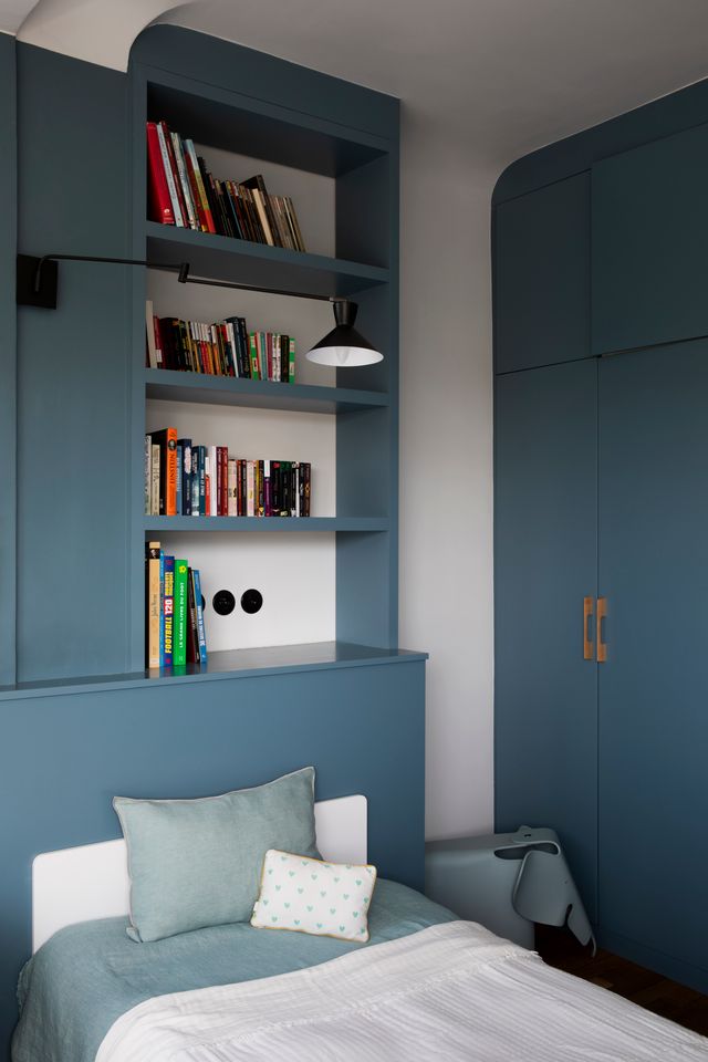 chambre ado bleue décoration contemporaine maison années 30 rénovée près de Paris par Camille Hermand Photo : ©Pauline Legoff chambre ado bleue décoration contemporaine maison années 30 rénovée près de Paris par Camille Hermand Photo : ©Pauline Legoff
