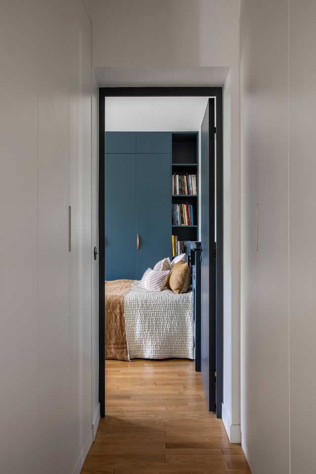chambre bleue décoration contemporaine maison années 30 rénovée près de Paris par Camille Hermand Photo : ©Pauline Legoff chambre bleue décoration contemporaine maison années 30 rénovée près de Paris par Camille Hermand Photo : ©Pauline Legoff